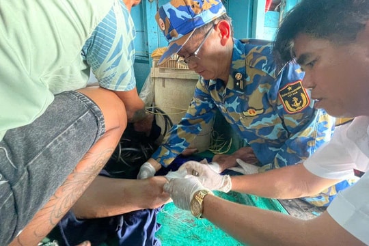 Nhà giàn DK1/10 cấp cứu ngư dân Đồng Tháp gặp nạn trên biển