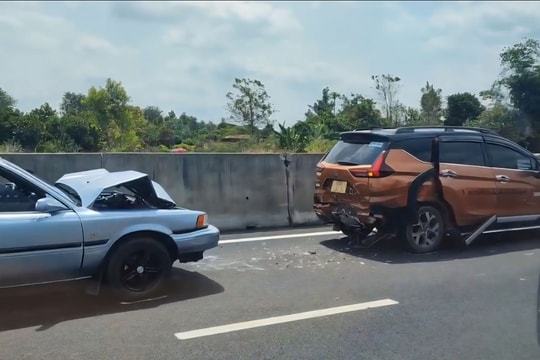 Tai nạn liên hoàn 7 ô tô trên cao tốc Dầu Giây - Phan Thiết, giao thông ùn ứ kéo dài