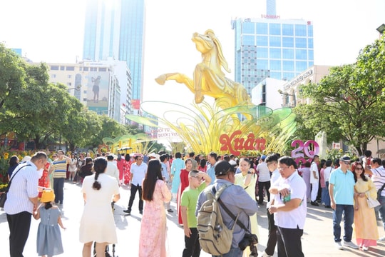 TP Hồ Chí Minh: Cổng chào và cổng kết Đường hoa Tết Bính Ngọ sẽ được lưu giữ thêm 1 tháng