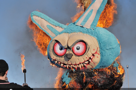 Đằng sau việc thiêu rụi hình nộm khổng lồ lấy cảm hứng từ Labubu tại lễ hội mùa xuân ở Nga