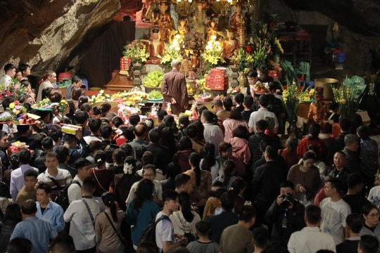 Rời nhà từ 2h, hàng nghìn người đội mưa đổ về chùa Hương ngày khai hội