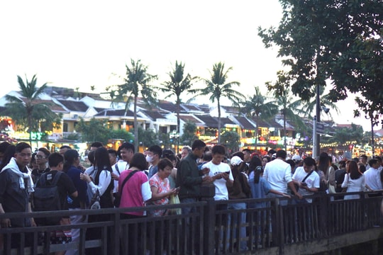 Hội An đông 'nghẹt thở' ngày đầu năm