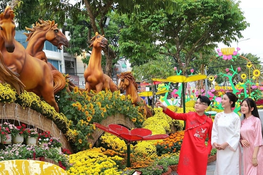 Người dân đổ xô đi du lịch, nhiều tỉnh thành 'thắng đậm' dịp Tết