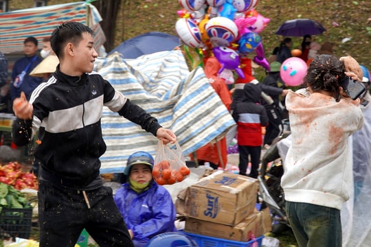 Khách đổ xô đến phiên chợ kỳ quặc nhất xứ Thanh