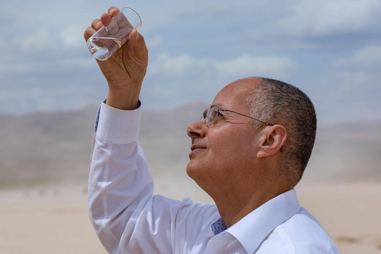 Nhà khoa học 'tị nạn' biến không khí sa mạc thành nước, tạo 1.000 lít mỗi ngày