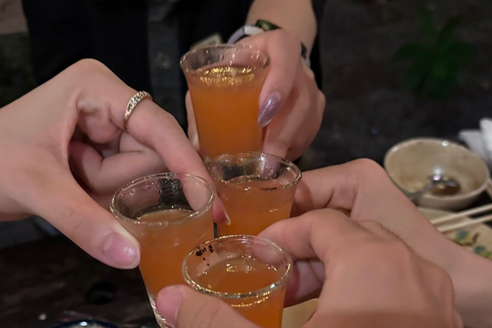 Vì sao uống rượu bia hại mắt?