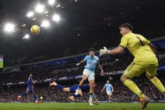 Man City 'đốt nóng' cuộc đua vô địch Ngoại hạng Anh