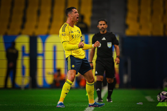 Ronaldo giúp Al Nassr chiếm đỉnh bảng Pro League