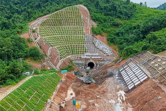 Đào hầm Khe Nét giữa địa chất yếu và nước ngầm phức tạp