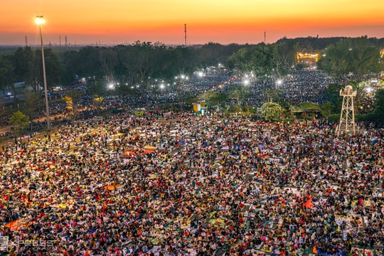 Nhiều điểm du lịch đông nghịt khách ngày Tết