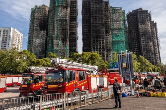 Tranh cãi về kế hoạch mua lại 7 tòa chung cư cháy ở Hong Kong