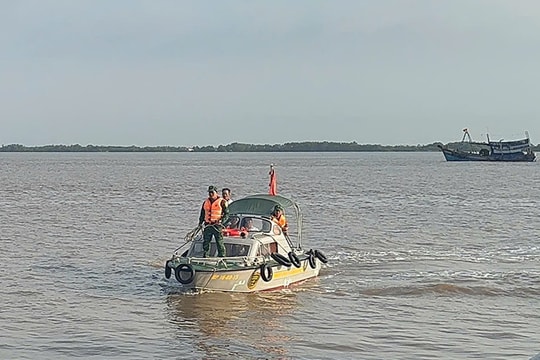 Ứng cứu thuyền trưởng nghi đột quỵ trên biển