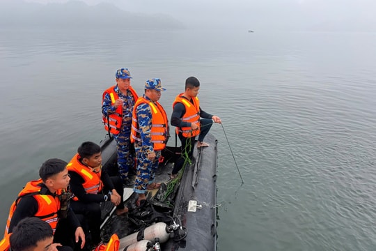 Đặc công Hải quân tìm thấy một nạn nhân vụ lật tàu hồ Thác Bà