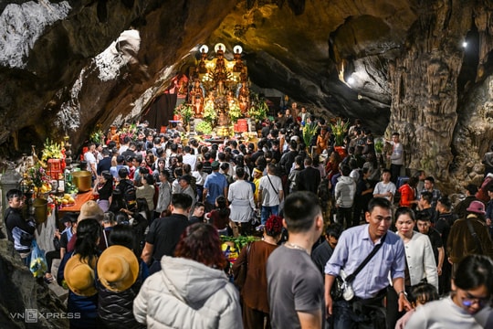 Hàng vạn người dự khai hội chùa Hương