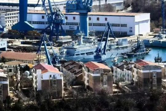 Chiến hạm Trung Quốc lắp pháo hạm lớn chưa từng thấy