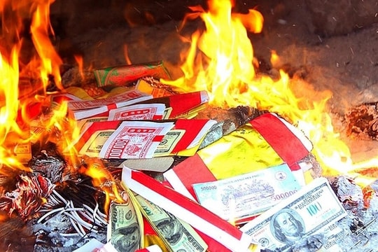 Đốt vàng mã lấy được để thể hiện lòng thành ngày Tết