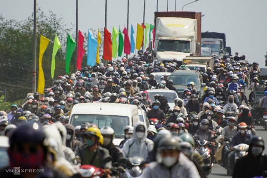 Dòng xe đông đúc đổ về TP HCM, Hà Nội sau kỳ nghỉ Tết