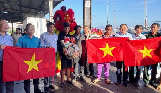 Báo Người Lao Động tặng 1.000 lá cờ Tổ quốc cùng ngư dân mở biển đầu năm