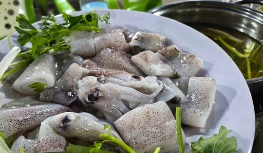 Lẩu mực Đại Lãnh níu chân khách gần xa