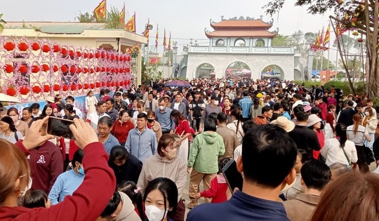 Hàng vạn du khách đổ về ngôi đền thiêng dưới chân núi Nưa xin "nước thánh"