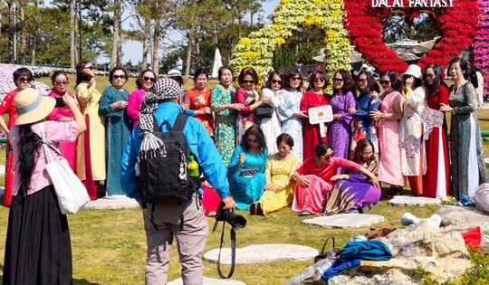 Mùng 6 Tết, Đà Lạt vẫn rộn ràng khách du xuân