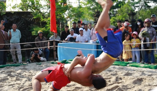 Mùng 6 Tết, về Thủ Lễ xem trai tráng đọ sức trong tiếng trống hội