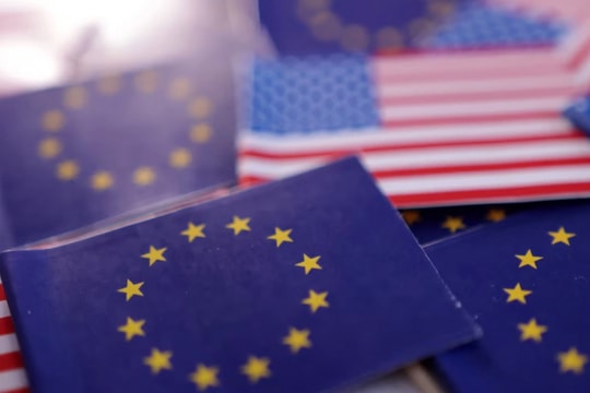 EU dừng phê chuẩn thỏa thuận thương mại với Mỹ vì rủi ro thuế quan