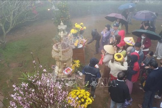 Đền Nưa - Am Tiên trước ngày 'mở cổng trời'