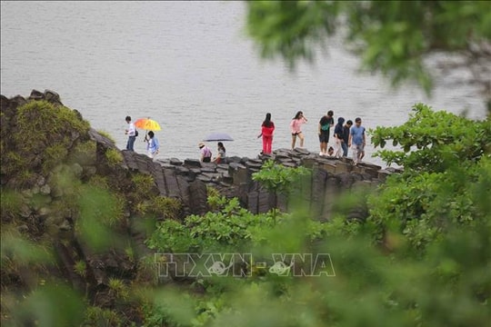 Du lịch rừng - biển hấp dẫn du khách những ngày đầu Xuân