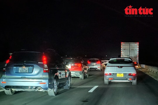 Giao thông ùn tắc kéo dài trên cao tốc Trung Lương - Mỹ Thuận