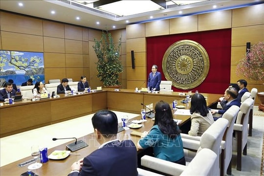 Chủ tịch Quốc hội gặp mặt công chức, người lao động Văn phòng Quốc hội