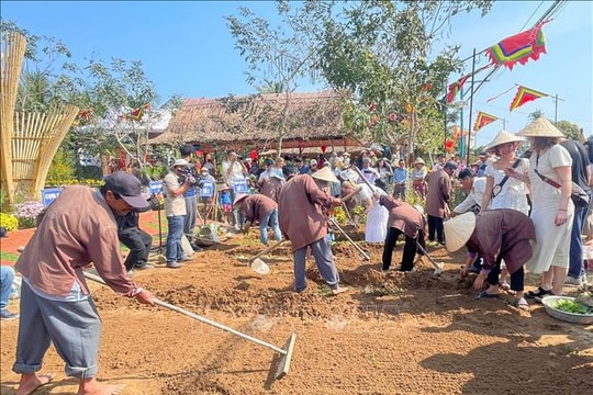 Đông đảo du khách tham gia lễ hội cầu bông Trà Quế