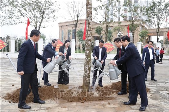 Trồng cây nhớ Bác, kiến tạo 'lá phổi xanh' và xây dựng đô thị di sản