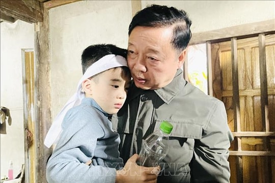 Vụ chìm tàu ở hồ Thác Bà: Phó Thủ tướng Trần Hồng Hà thăm hỏi, động viên gia đình nạn nhân