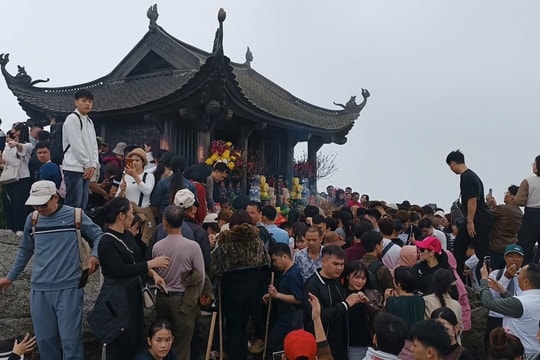 Chuyến du xuân đầu năm vật lộn giữa biển người