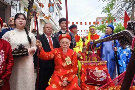 Cụ thượng thọ nằm võng cho con cháu rước quanh làng