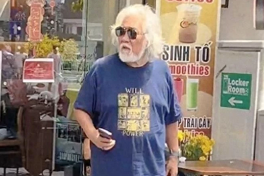 Gia đình 'trùm phim kiếm hiệp' du lịch Việt Nam