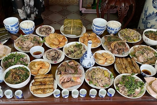 Nhập viện vì cỗ Tết 'hâm đi nấu lại'