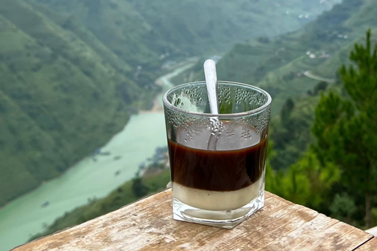 Nên bắt đầu ngày mới với nước lọc hay cà phê?