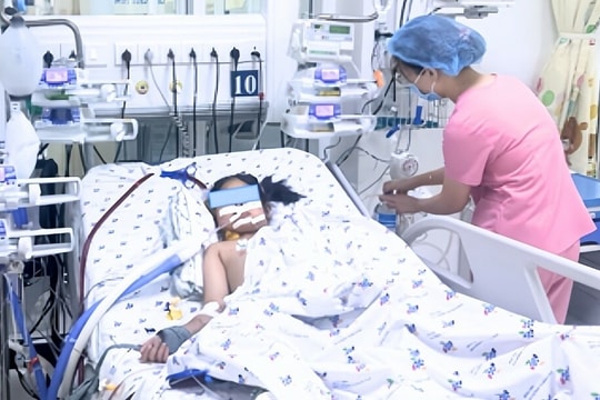 Phía sau cánh cửa phòng hồi sức trẻ em