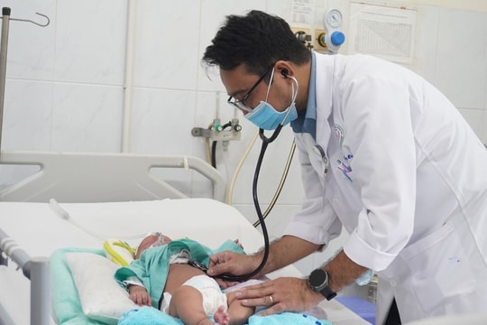 Vì sao trẻ dưới 1 tuổi dễ nhiễm RSV nhiều lần?