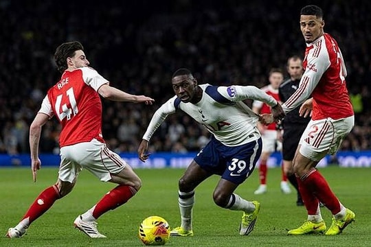 Declan Rice tái hiện sai lầm kinh điển của Gerrard