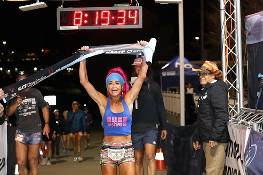 Cựu VĐV triathlon phá sâu kỷ lục thế giới 100 dặm nữ