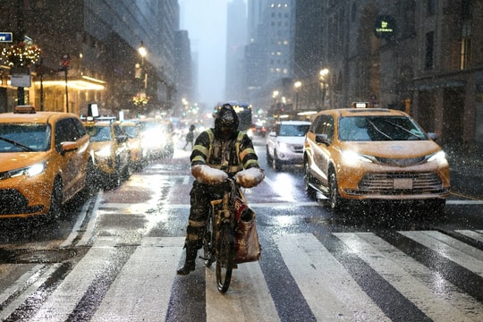 Bão tuyết làm đảo lộn cuộc sống của người dân New York