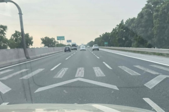 Vạch kẻ giống dành cho người đi bộ trên cao tốc?