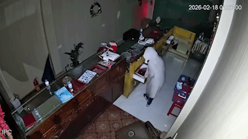 Mặc áo mưa, đột nhập tiệm vàng mùng 2 Tết