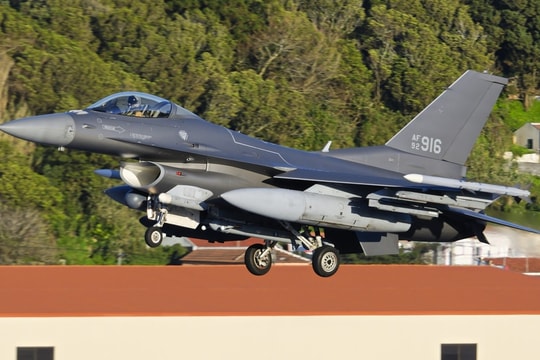 Mỹ điều F-16 mang cụm tác chiến điện tử 'Mèo giận dữ' tới gần Iran