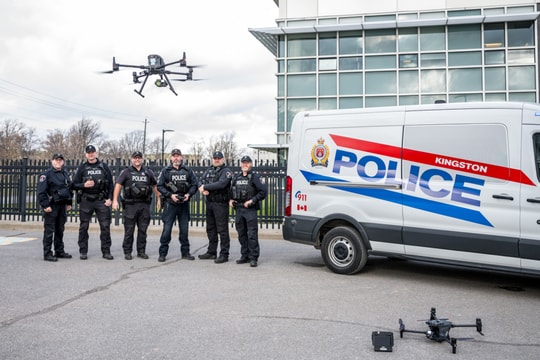 Tài xế bị phạt vì chụp drone của cảnh sát lúc dừng đèn đỏ