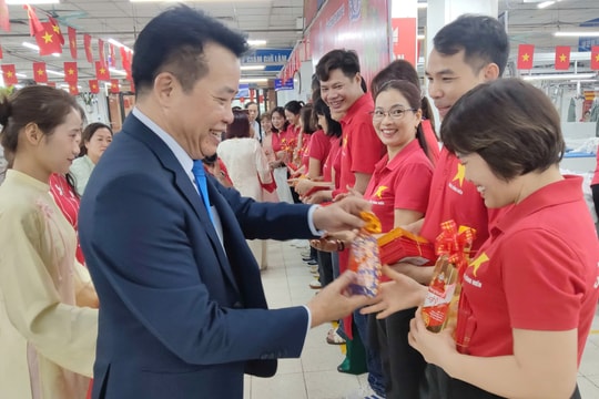 Lao động nhận mừng tuổi, dầu ăn ngày đầu đi làm sau Tết