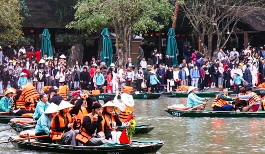 Du lịch Ninh Bình thăng tiến vượt bậc, đón lượng khách đứng thứ 2 cả nước